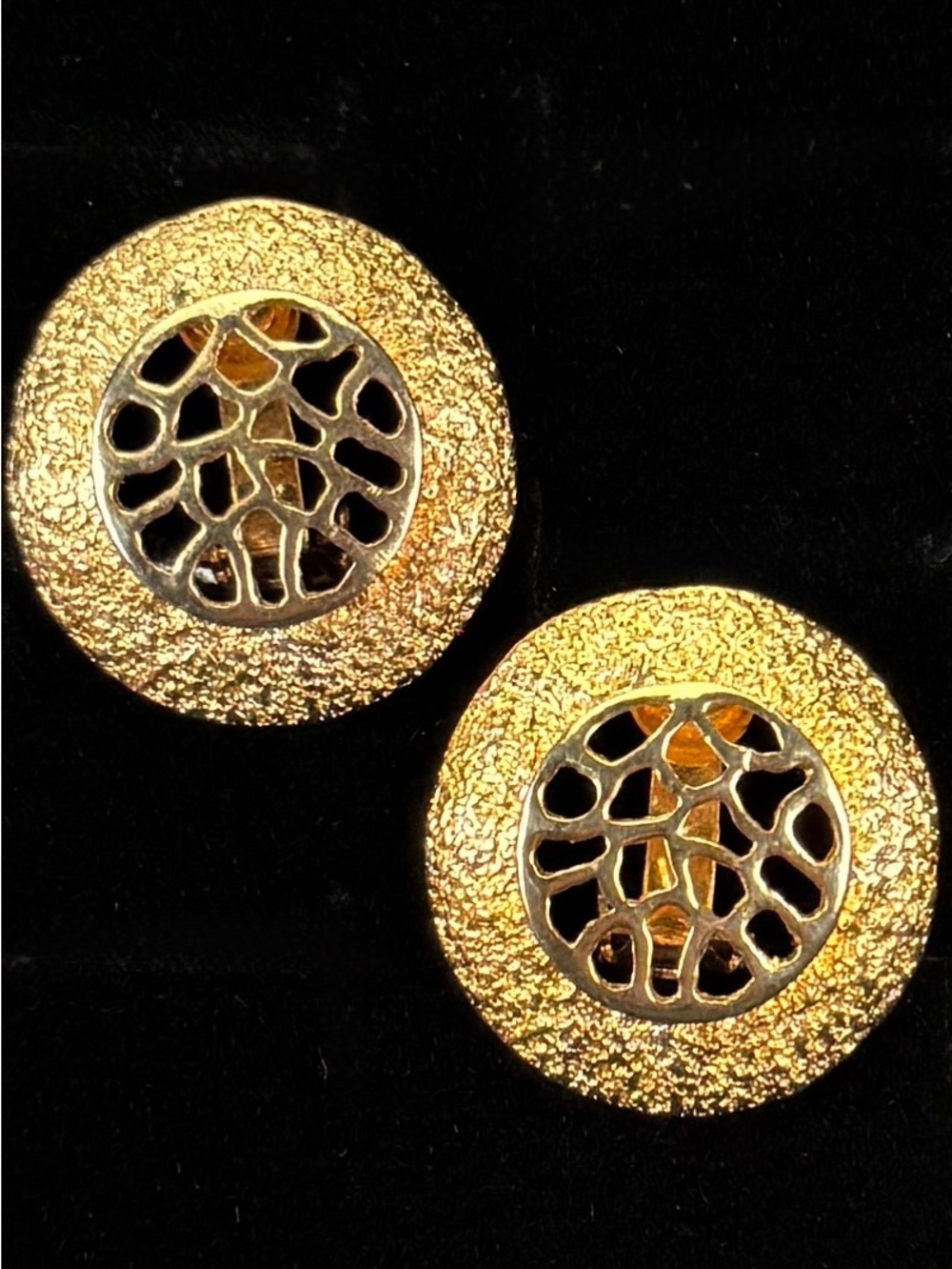 Beautiful vintage, brushed goldtone, weighted clip on earrings